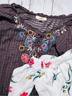 Hollister Dark Brown Boho Embroidered Top & a Multicolor Floral White Top Bundle